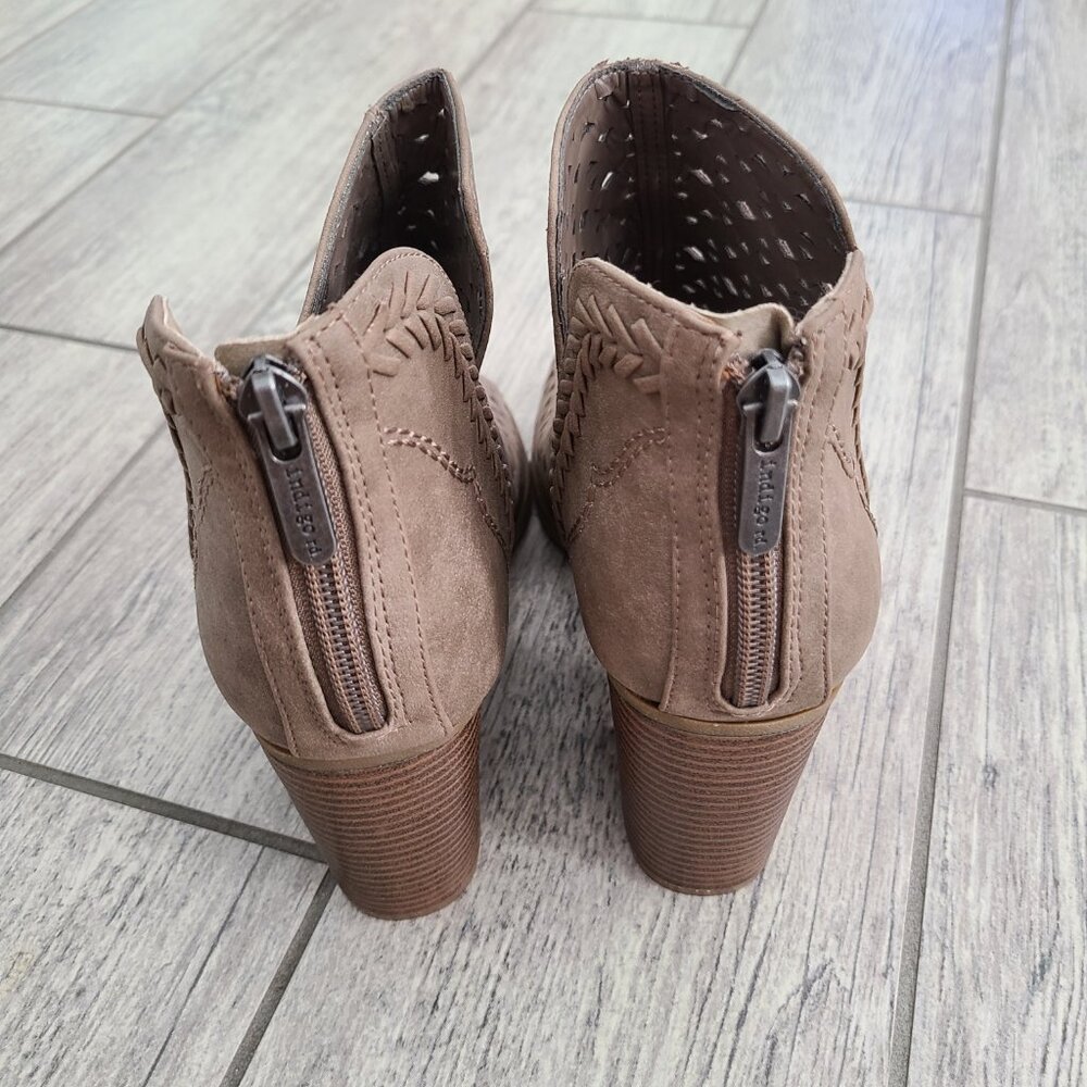 Indigo Rd. ankle booties perforated taupe women's size 9.5 - Picture 6 of 12